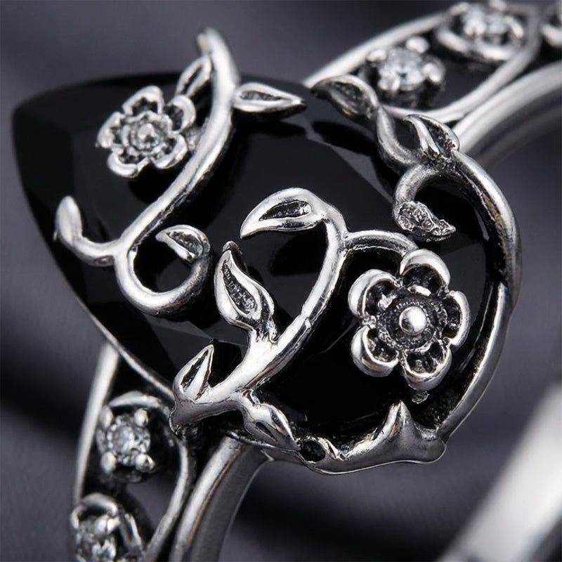 💍 Vintage Floral Black Gemstone Ring – Timeless Boho Elegance