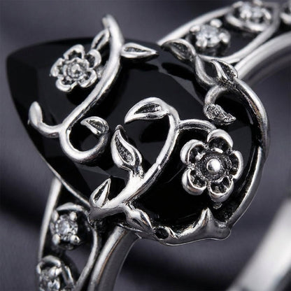 💍 Vintage Floral Black Gemstone Ring – Timeless Boho Elegance